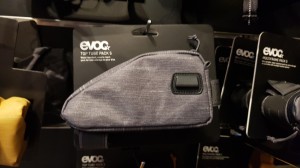 Evoc Torebka Sakwa pod ramę Top Tube Pack carbon grey real photo.jpg