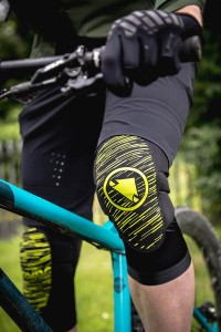 Ochraniacze kolan Endura SingleTrack Lite II Czarne E1256BK p3.jpg