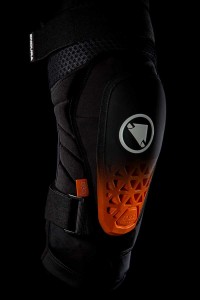 Ochraniacze kolan Endura MT500 Hard Shell Czarne E1195BK p3.jpg