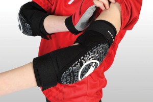 E7132BK Ochraniacze na kolana dziecięce Endura SingleTrack Youth Czarne p3.jpg