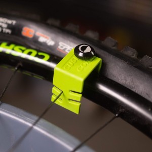 Narzędzie do montażu opon CushCore Bead Bro Tool p3.webp