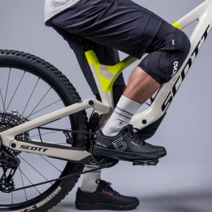 Ochraniacz kolan Evoc Knee Protector LS Flex Lite Black p4.webp