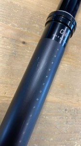 Sztyca regulowana OneUp V3 dropper post 31.6mm 180mm rys p3.webp