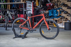 Rower Specialized Sirrus X 1.0 Gloss Deep Orange Redwood Reflective 2025 p4.webp