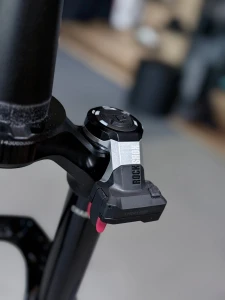 Amortyzator RockShox Pike Ultimate Flight Attendant 140 29 Tapered Boost (2x tokeny, brak baterii AXS) p5.webp