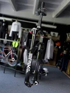 Amortyzator RockShox Pike Ultimate Flight Attendant 140 29 Tapered Boost (2x tokeny, brak baterii AXS) p2.webp